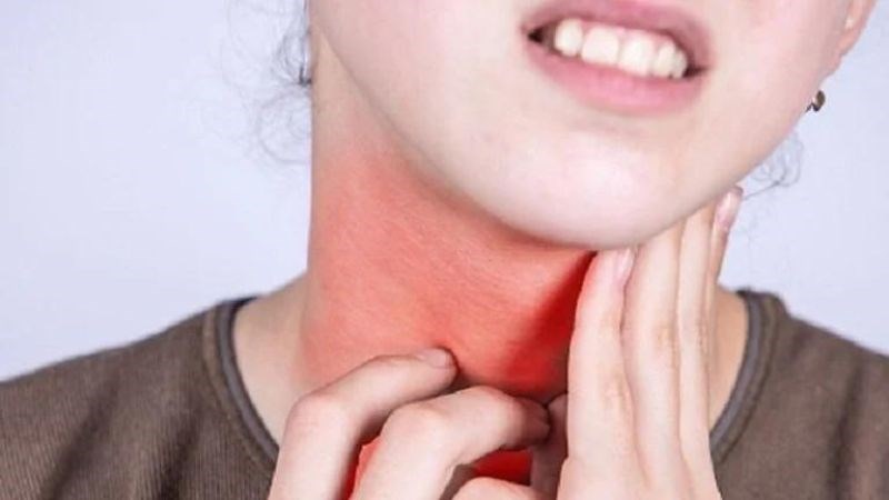 Bệnh nhân ung thư tuyến giáp có thể gặp triệu chứng sưng đau ở cổ