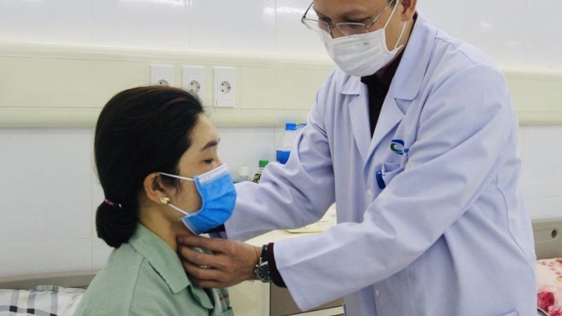 Việc sờ nắn tuyến giáp có thể giúp bác sĩ chẩn đoán vị trí và kích thước khối u