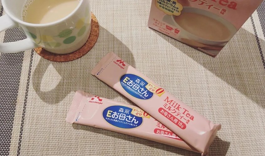 Uống sữa bầu dạng gói Morinaga hương trà sữa 216g vào buổi sáng