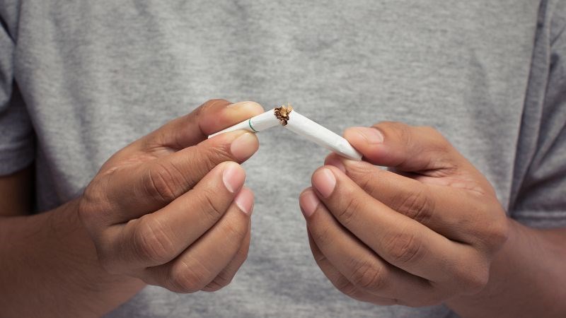 Khói thuốc lá gây kích ứng cổ họng và làm tình trạng viêm trở nên nghiêm trọng hơn