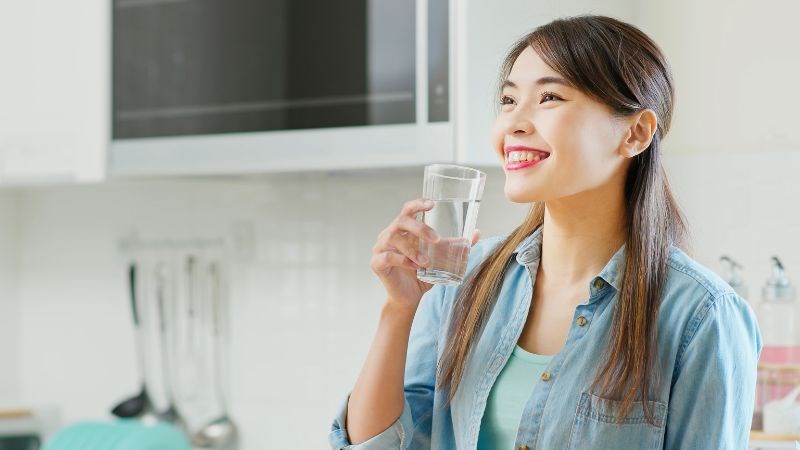Uống nhiều nước để duy trì độ ẩm cho niêm mạc cổ họng