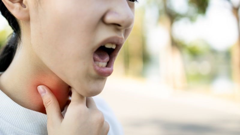 Dấu hiệu của viêm thanh quản bao gồm giọng nói kém, ho khan, sưng và đỏ họng