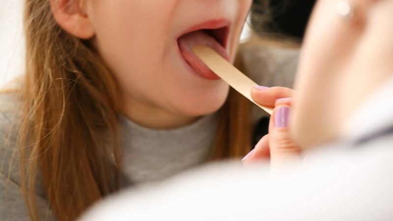 Bạn nên đến thăm khám bác sĩ để kịp thời chẩn đoán và điều trị hiệu quả