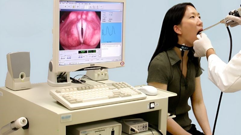 Thông qua triệu chứng lâm sàng hoặc có thể qua việc soi thanh quản để chẩn đoán