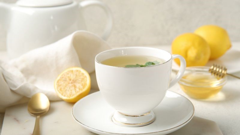 Trà chanh kết hợp mật ong có tác dụng làm dịu họng và giảm ho