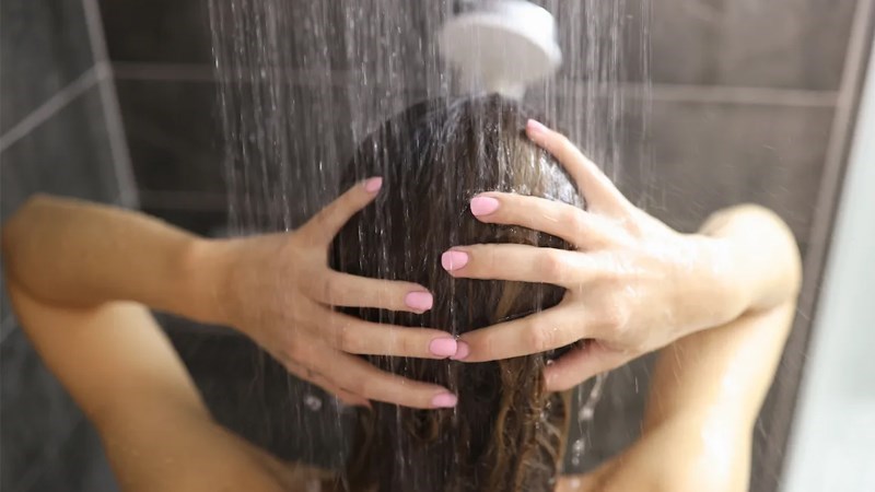 Tắm rửa sạch sẽ hàng ngày bằng nước lạnh giúp giảm nguy cơ lây lan và làm dịu cơn đau do zona