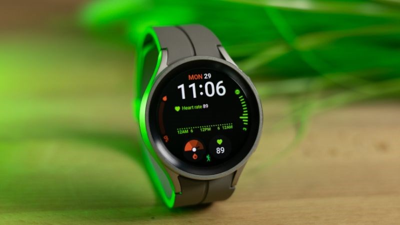 Hai chi&ecirc;́c smartwatch nhà Samsung với thi&ecirc;́t k&ecirc;́ hi&ecirc;̣n đại, trẻ trung v&ocirc; vùng bắt mắt