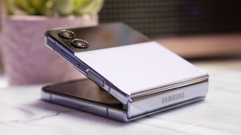 Ngoại h&igrave;nh tinh tế Galaxy Z Flip 4