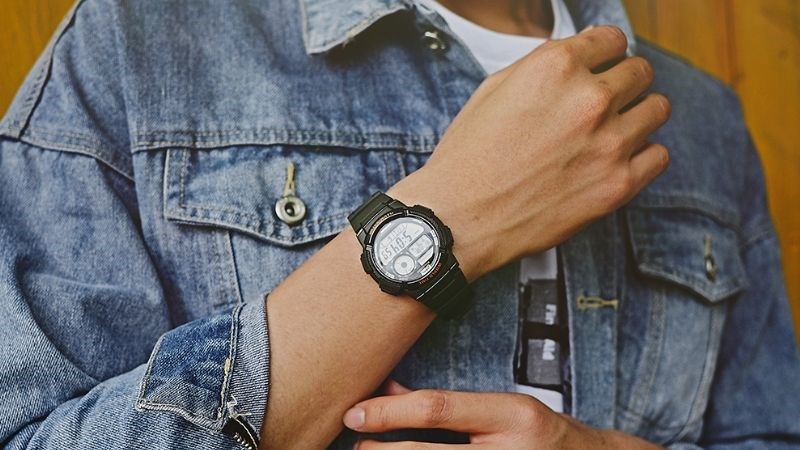 Đồng hồ được trang bị nhiều t&iacute;nh năng hữu &iacute;ch.