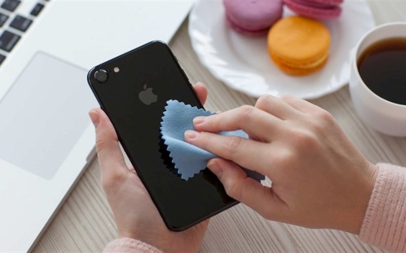 Thường xuy&ecirc;n vệ sinh mặt lưng iPhone