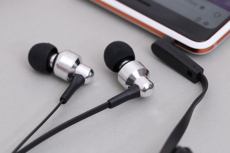 D&acirc;y tai nghe được thiết kế dạng dẹt tr&aacute;nh t&igrave;nh trạng rối d&acirc;y 