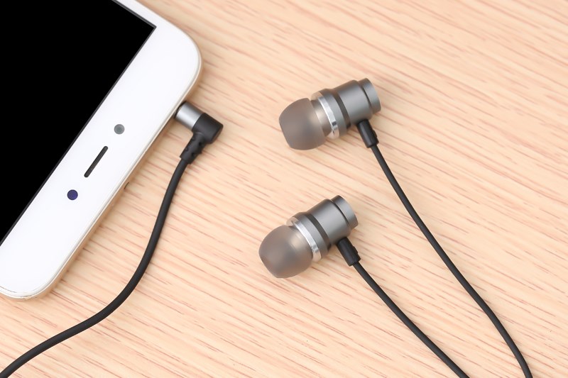 Thiết kế tai nghe đơn giản nhưng kh&ocirc;ng k&eacute;m phần trẻ trung