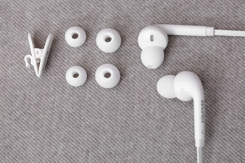 Tai nghe đi k&egrave;m 2 cặp n&uacute;t tai với k&iacute;ch cỡ kh&aacute;c nhau