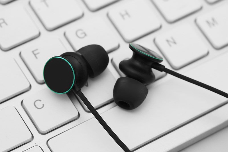 Tai nghe Oppo với đường viền xanh tạo điểm nhấn th&ecirc;m thời trang