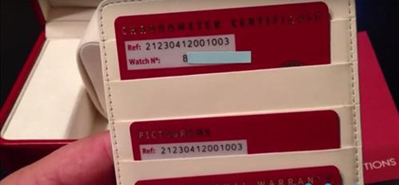 Bước 3: Đối chiếu th&ocirc;ng tin giữa đồng hồ, giấy bảo h&agrave;nh, website v&agrave; đưa ra kết luận