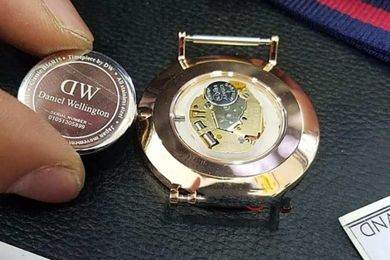 cach-thay-pin-dong-ho-dw-daniel-wellington-don-11 Gắn lại nắp lưng cho đồng hồ DW hoàn chỉnh