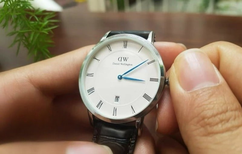 cach-thay-pin-dong-ho-dw-daniel-wellington-don-12 Đặt lại thời gian cho đồng hồ DW