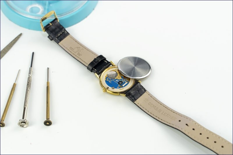 cach-thay-pin-dong-ho-dw-daniel-wellington-don-6 Chuẩn bị dụng cụ cần thiết