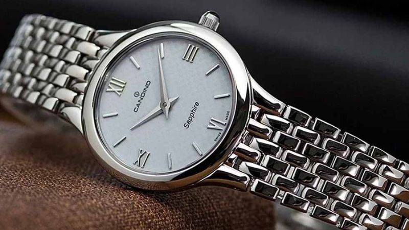 Mặt k&iacute;nh Sapphire sang trọng, c&oacute; độ bền cao