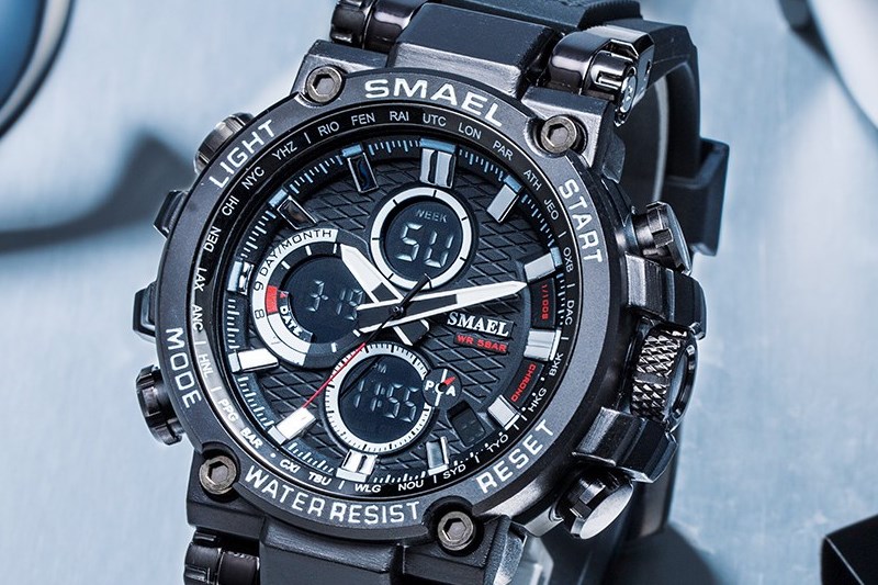 Đồng hồ l&agrave; sự kết hợp độc đ&aacute;o giữa mặt kim v&agrave; mặt số điện tử