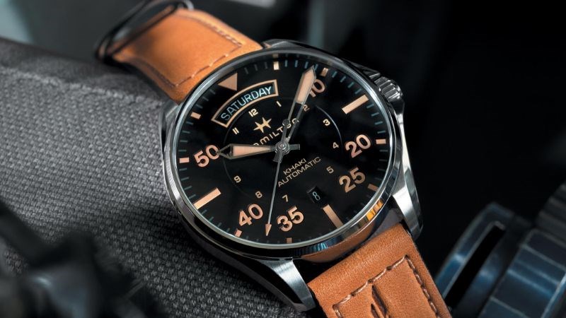 Đồng hồ phi c&ocirc;ng hiện đang được c&aacute;c t&iacute;n đồ thời trang ưa chuộng