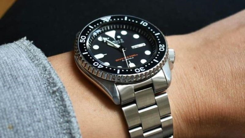 Đồng hồ lặn l&agrave;m to&aacute;t l&ecirc;n vẻ mạnh mẽ, nam t&iacute;nh của người sở hữu