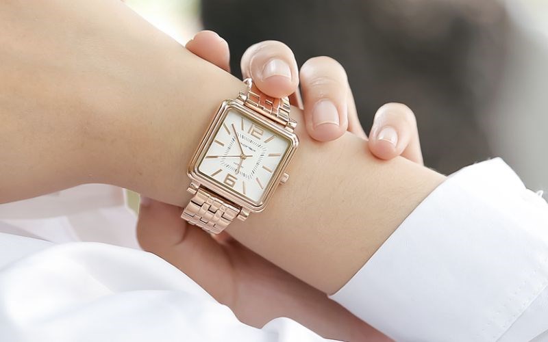 Khung viền được l&agrave;m từ hợp kim, tạo cảm gi&aacute;c s&aacute;ng b&oacute;ng cho đồng hồ