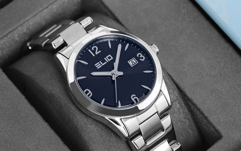 Khung viền được l&agrave;m từ hợp kim, tạo cảm gi&aacute;c s&aacute;ng b&oacute;ng cho đồng hồ