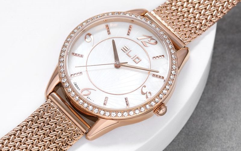 Đồng hồ c&oacute; thiết kế &aacute;nh v&agrave;ng hồng v&ocirc; c&ugrave;ng lấp l&aacute;nh v&agrave; quyến rũ