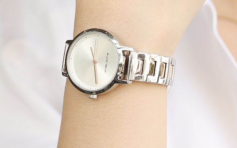 Khung viền được l&agrave;m từ hợp kim, tạo cảm gi&aacute;c s&aacute;ng b&oacute;ng cho đồng hồ