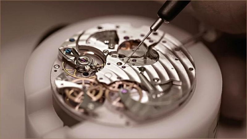 Lau dầu đồng hồ rất quan trọng đối với hoạt động của bộ máy Lau dầu đồng hồ rất quan trọng đối với hoạt động của bộ máy