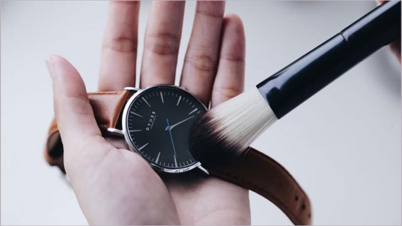 Trước khi tiến hành lau dầu đồng hồ của bạn sẽ được vệ sinh sạch sẽ đầu tiên Trước khi tiến hành lau dầu đồng hồ của bạn sẽ được vệ sinh sạch sẽ đầu tiên