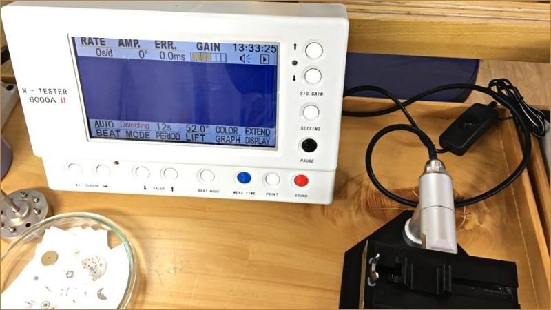 Sau khi lau dầu xong sẽ thực hiện kiểm tra, căn chỉnh số bằng máy chuyên dụng Sau khi lau dầu xong sẽ thực hiện kiểm tra, căn chỉnh số bằng máy chuyên dụng