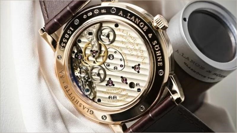 Kỹ thuật viên sẽ thực hiện những bước kiểm tra cuối cùng để đảm bảo đồng hồ hoạt động bình thường Kỹ thuật viên sẽ thực hiện những bước kiểm tra cuối cùng để đảm bảo đồng hồ hoạt động bình thường