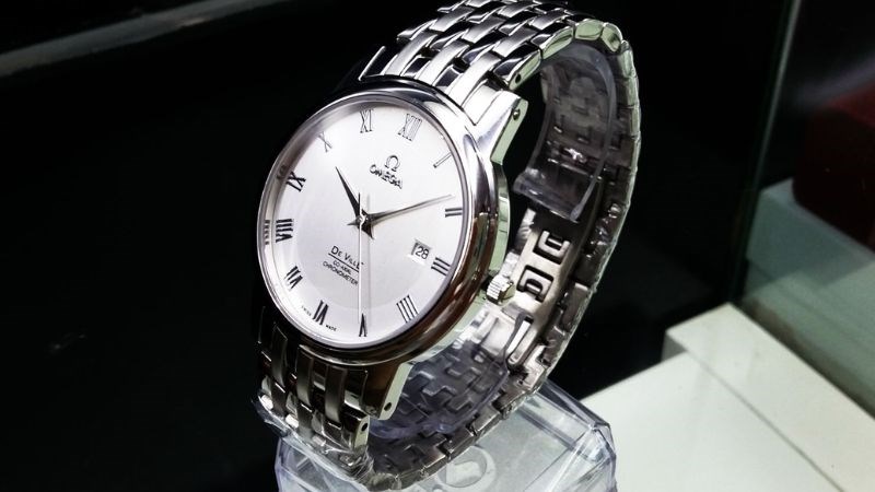 Gi&aacute; th&agrave;nh của đồng hồ Omega thuộc dạng kh&aacute; cao