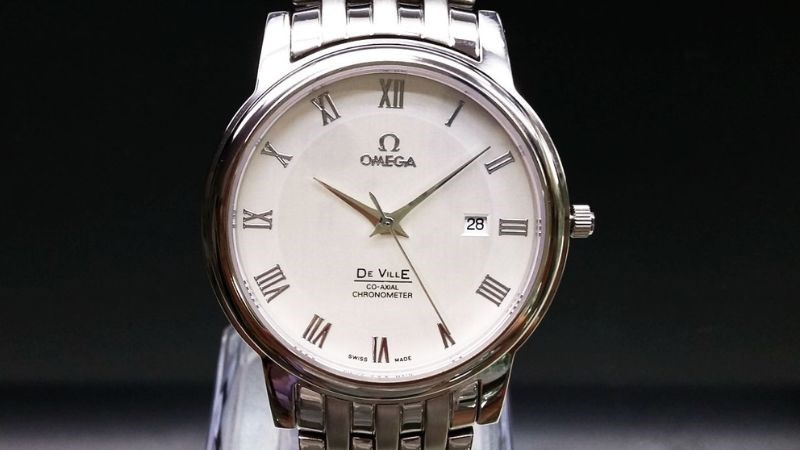 Vỏ đồng hồ được đ&aacute;nh b&oacute;ng một c&aacute;ch tinh xảo