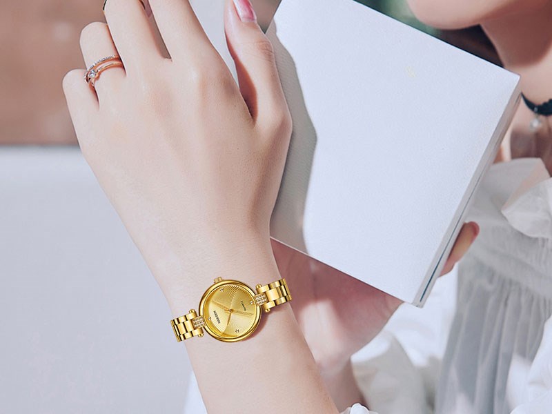 Chất liệu của khung viền được l&agrave;m từ hợp kim v&agrave; d&acirc;y đeo được l&agrave;m từ th&eacute;p kh&ocirc;ng gỉ cứng c&aacute;p, bền bỉ với thời gian