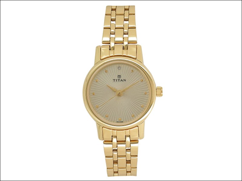 Khung viền v&agrave; d&acirc;y đeo l&agrave;m từ hợp kim chắc chắn