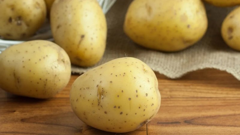 Lấy một miếng khoai t&acirc;y mỏng ch&agrave; l&ecirc;n phần mốc