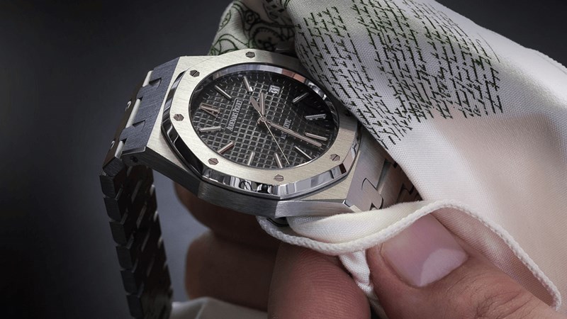 Bạn c&oacute; thể d&ugrave;ng hộp đồng hồ hoặc hộp k&iacute;n để bảo quản đồng hồ