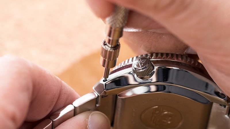 Nếu như bạn vệ sinh đồng hồ c&ograve;n d&iacute;nh d&acirc;y đeo th&igrave; phải cẩn thận với nước