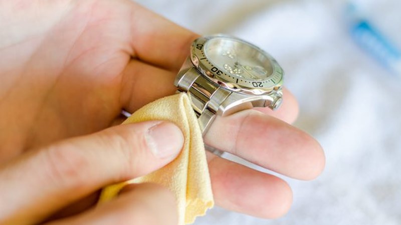 Lấy khăn mềm, lau phần d&acirc;y đồng hồ