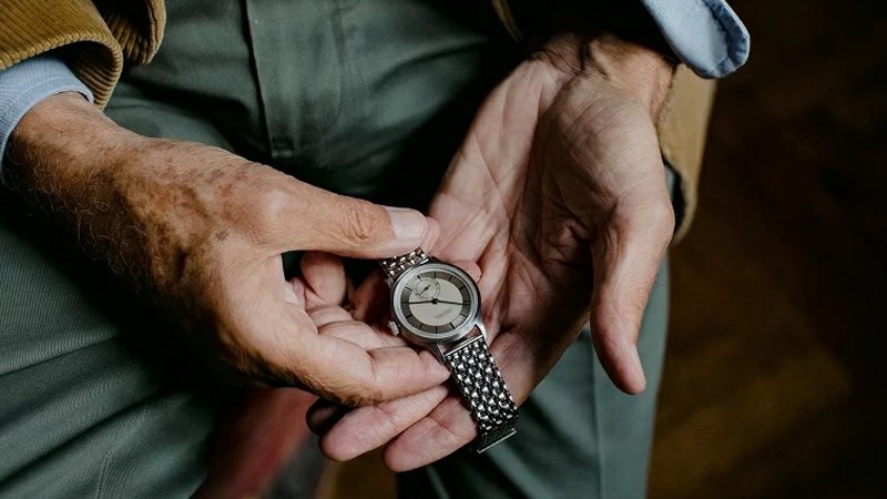 Th&aacute;o đồng hồ d&acirc;y kim loại ra khỏi cổ tay