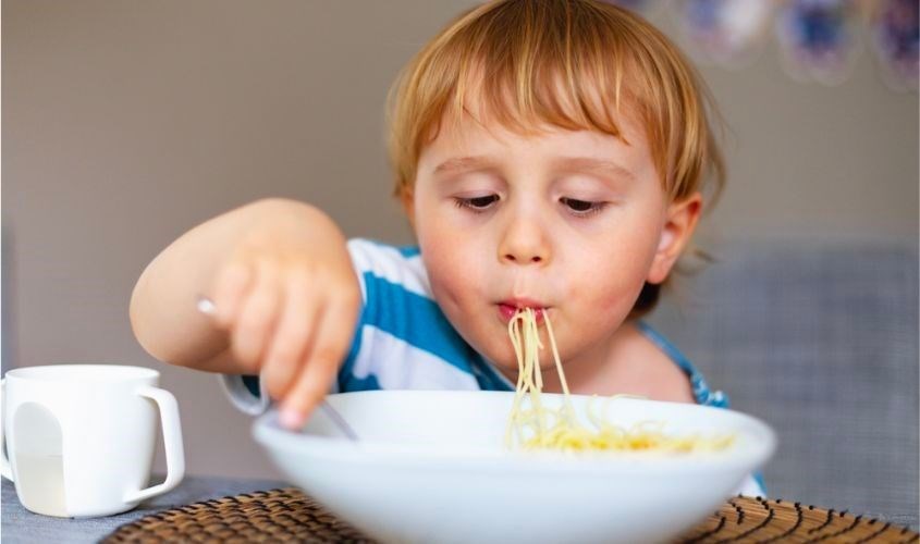 Mẹ lưu ý một số vấn đề khi nấu mì MUG cho bé