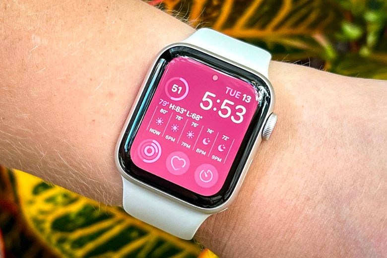 Apple Watch SE c&oacute; thể nghe gọi được rất tiện lợi