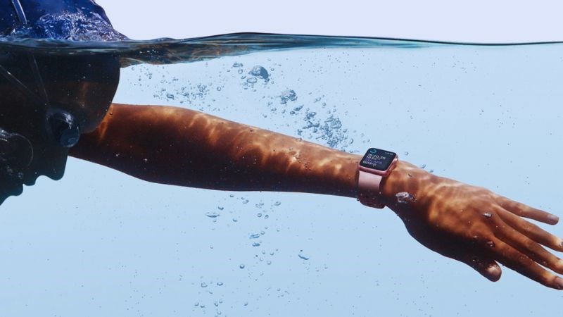 Apple Watch SE 2 c&oacute; khả năng chống nước ở độ s&acirc;u 50 m&eacute;t