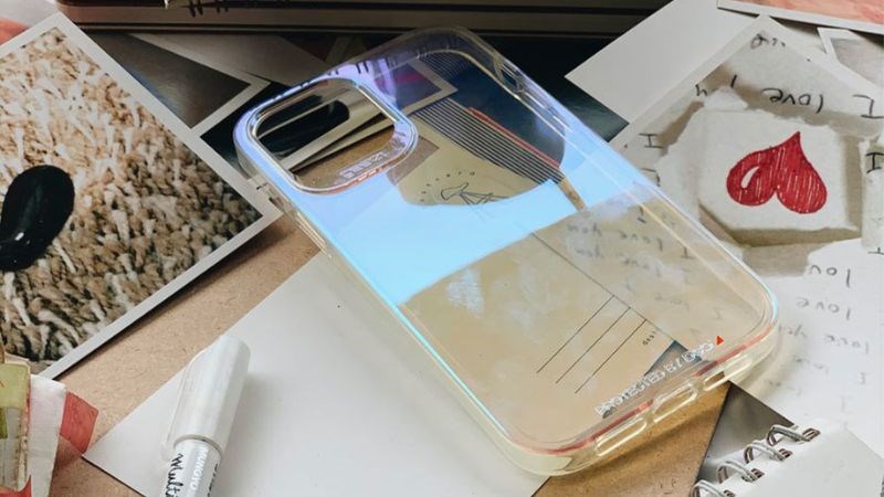 Ốp lưng trong suốt khoe được vẻ đẹp thiết kế của những chiếc điện thoại m&agrave;u đen