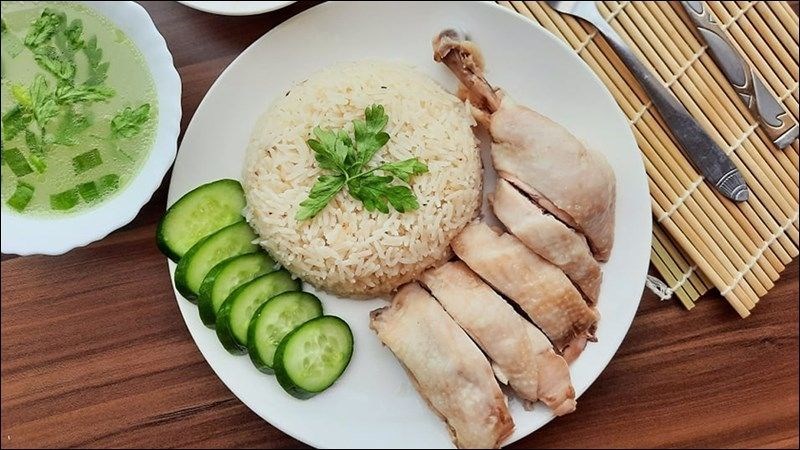 Người bị quai bị nên hạn chế ăn thức ăn dai, khó nhai nuốt như thịt gà, xôi nếp,...