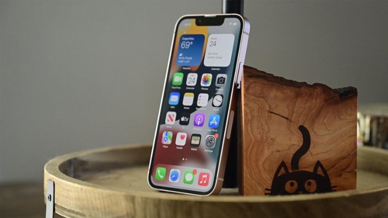 iPhone 13 mini 128GB được l&agrave;m từ khung viền nh&ocirc;m bền bỉ