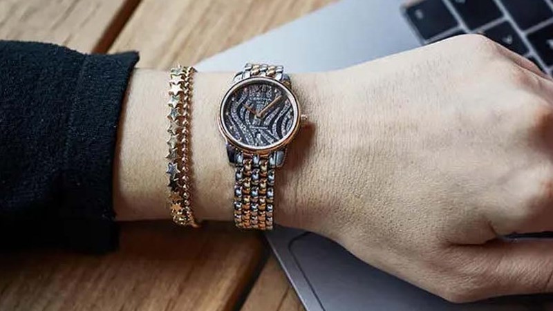 Thiết kế c&aacute; t&iacute;nh, d&acirc;y đeo v&agrave; khung viền cứng c&aacute;p, bảo vệ l&otilde;i đồng hồ tốt hơn